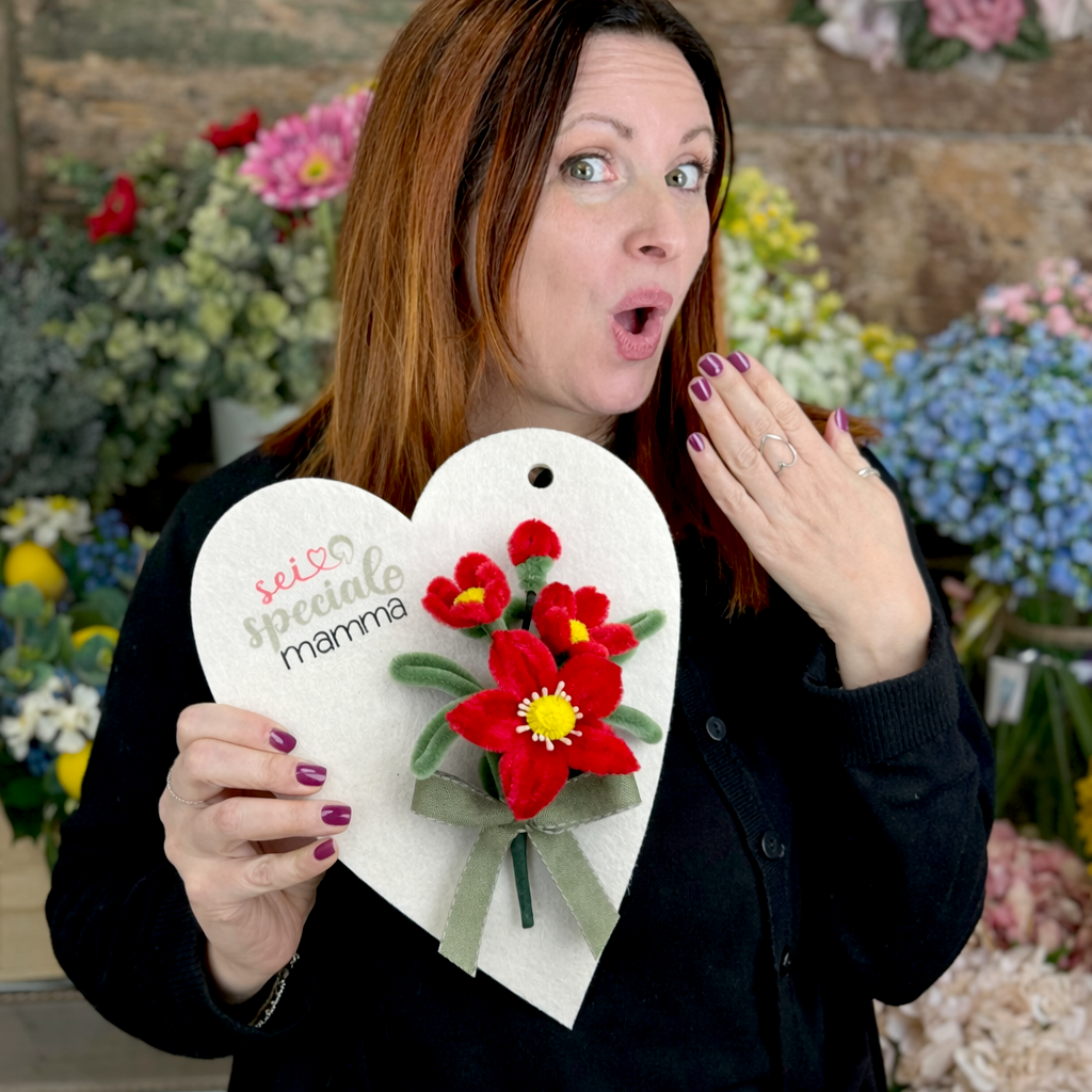 Donna con cuore decorativo per la mamma