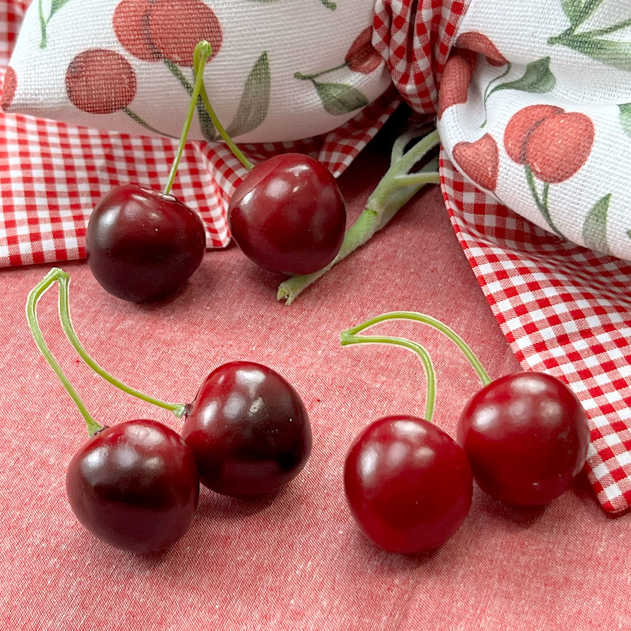 Ciliegie rosse su tovaglia a quadretti