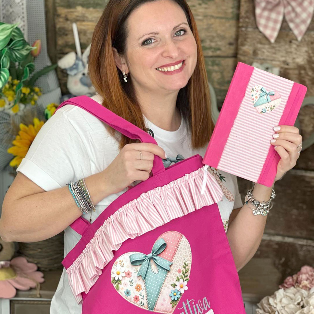 Donna sorridente con borsa e quaderno rosa
