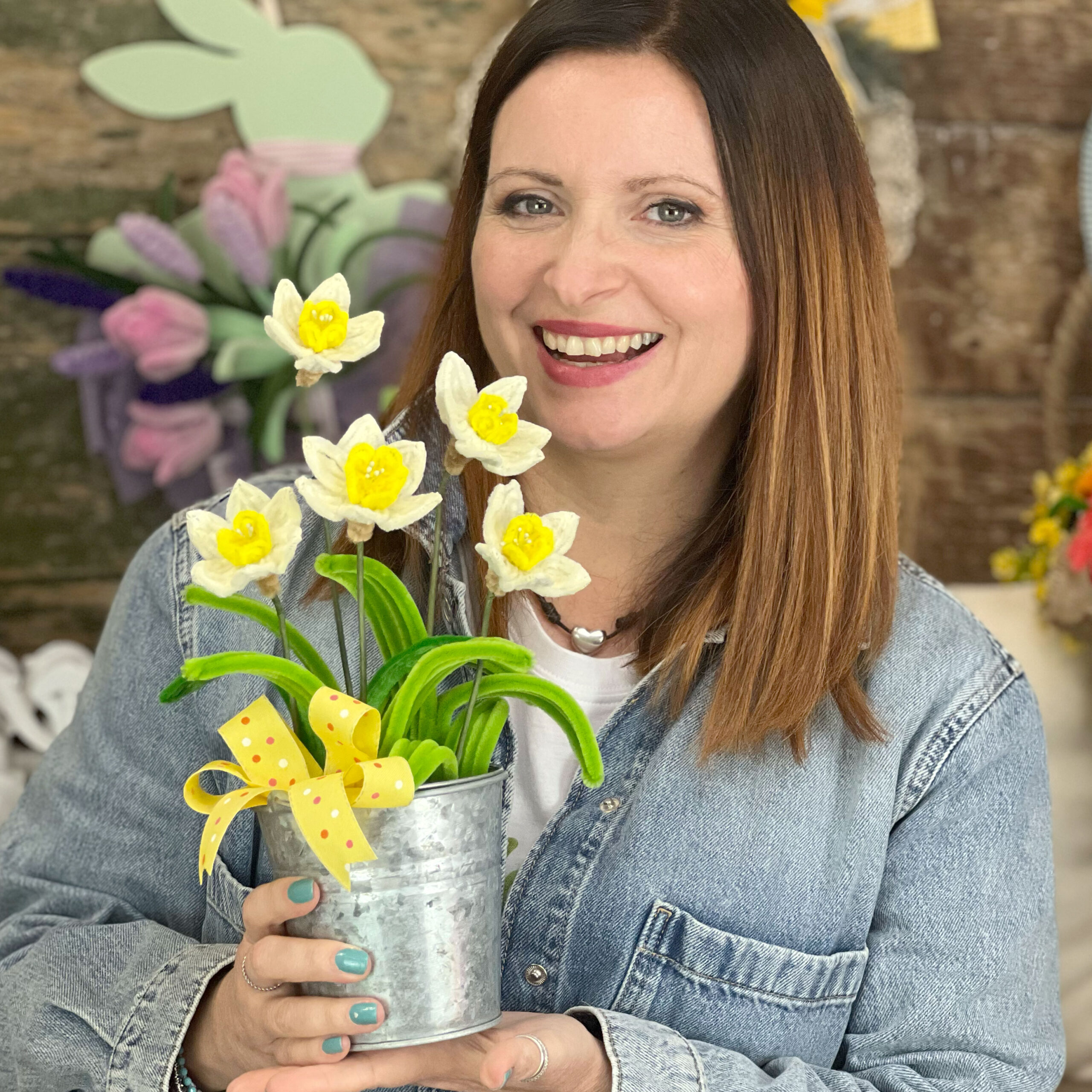 Donna sorridente con vaso di narcisi decorativi