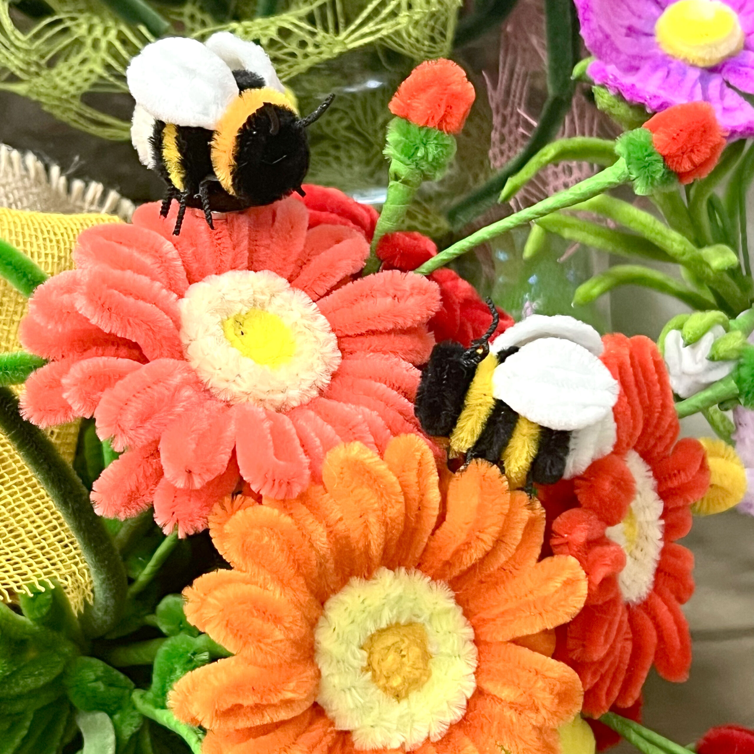 Api decorative su fiori colorati artificiali