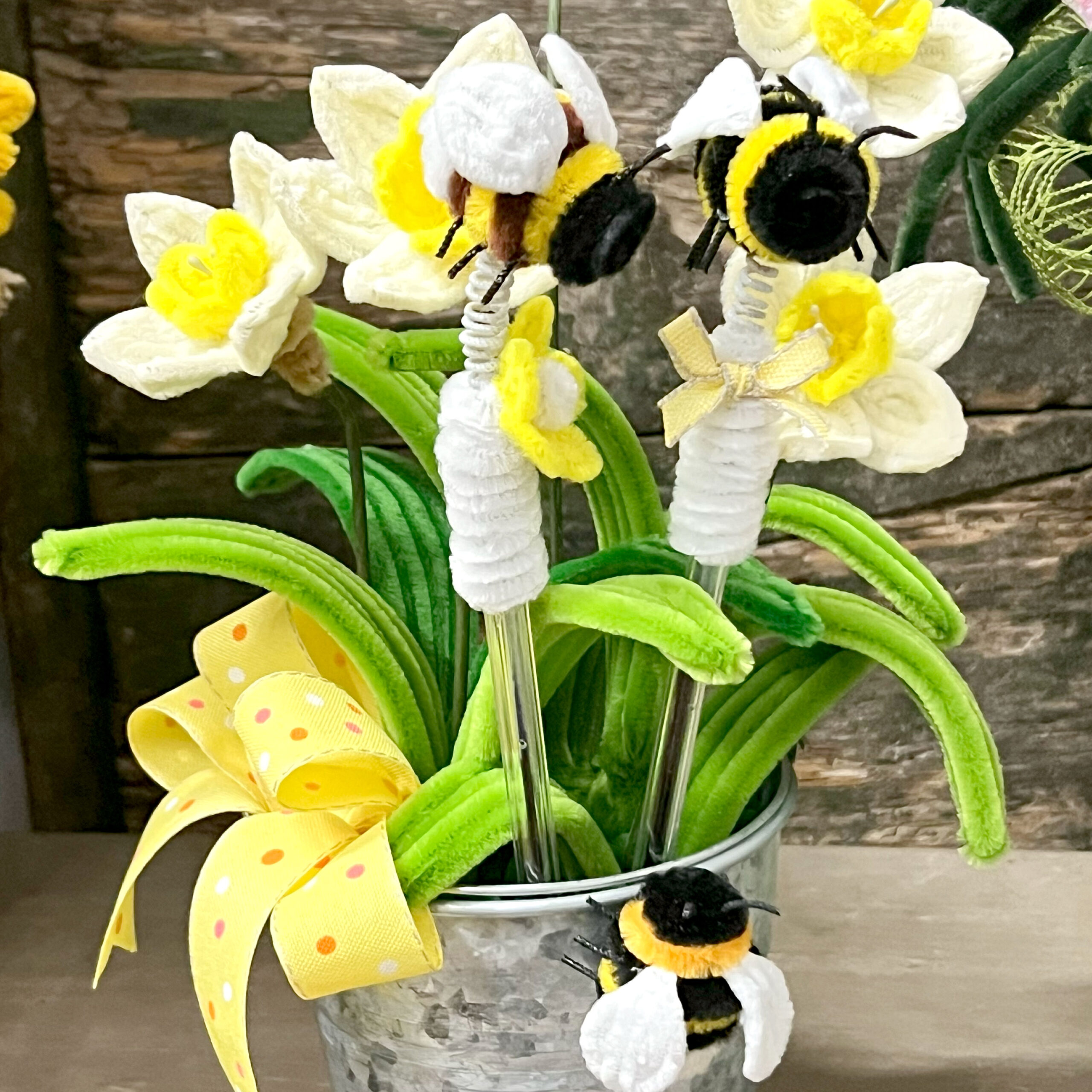 Decorazione primaverile con api e narcisi artificiali