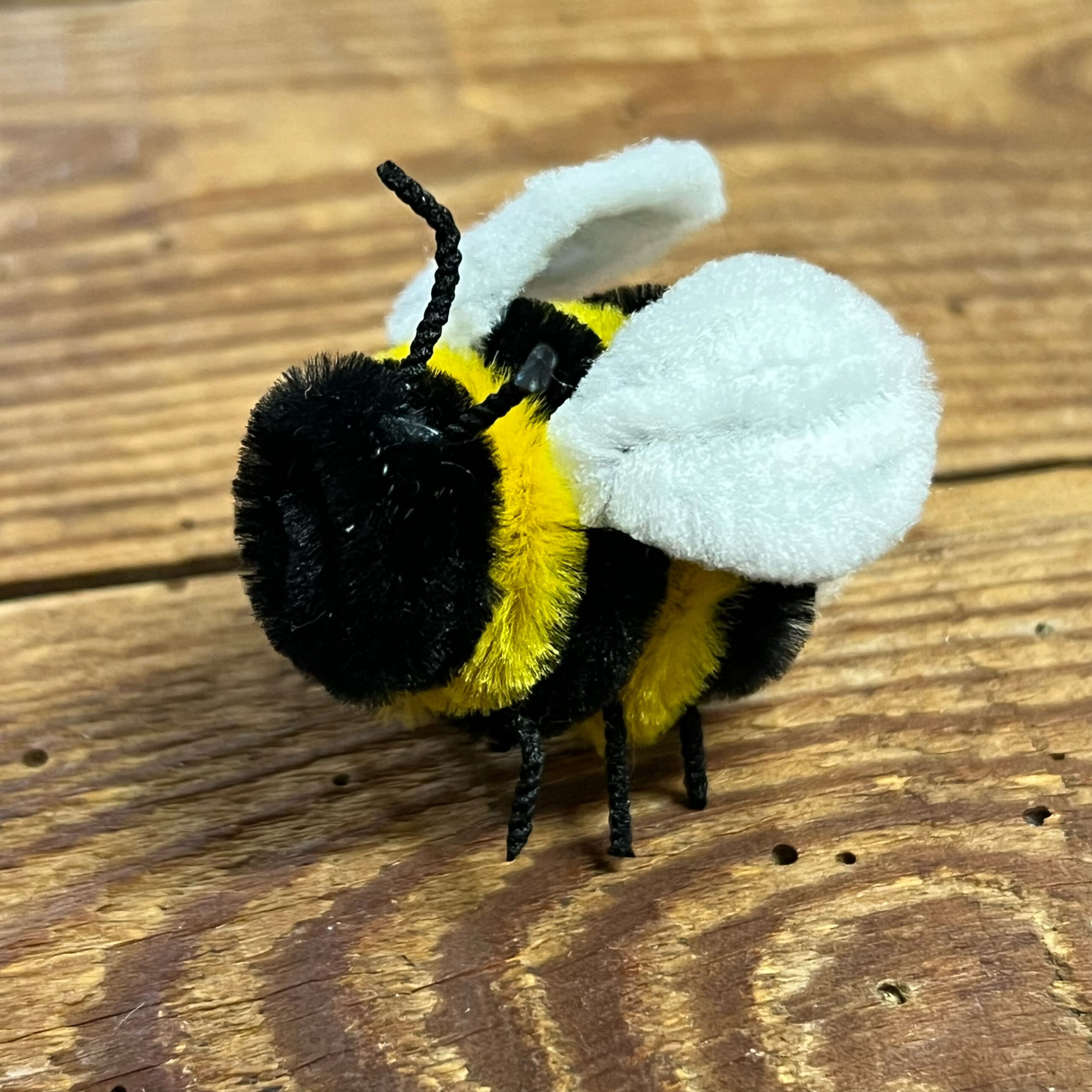 Peluche ape su tavolo di legno
