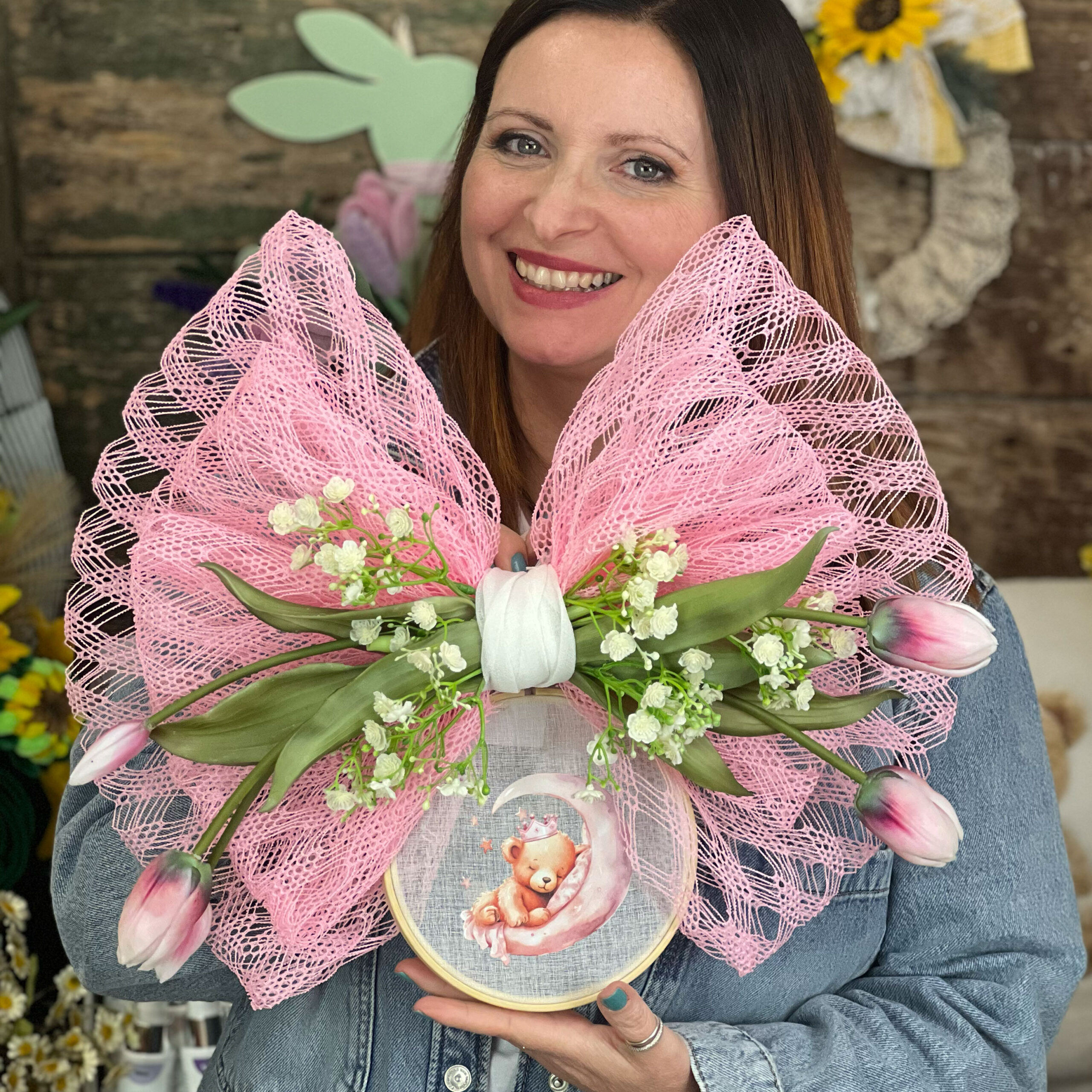 Donna sorridente con composizione floreale rosa decorativa
