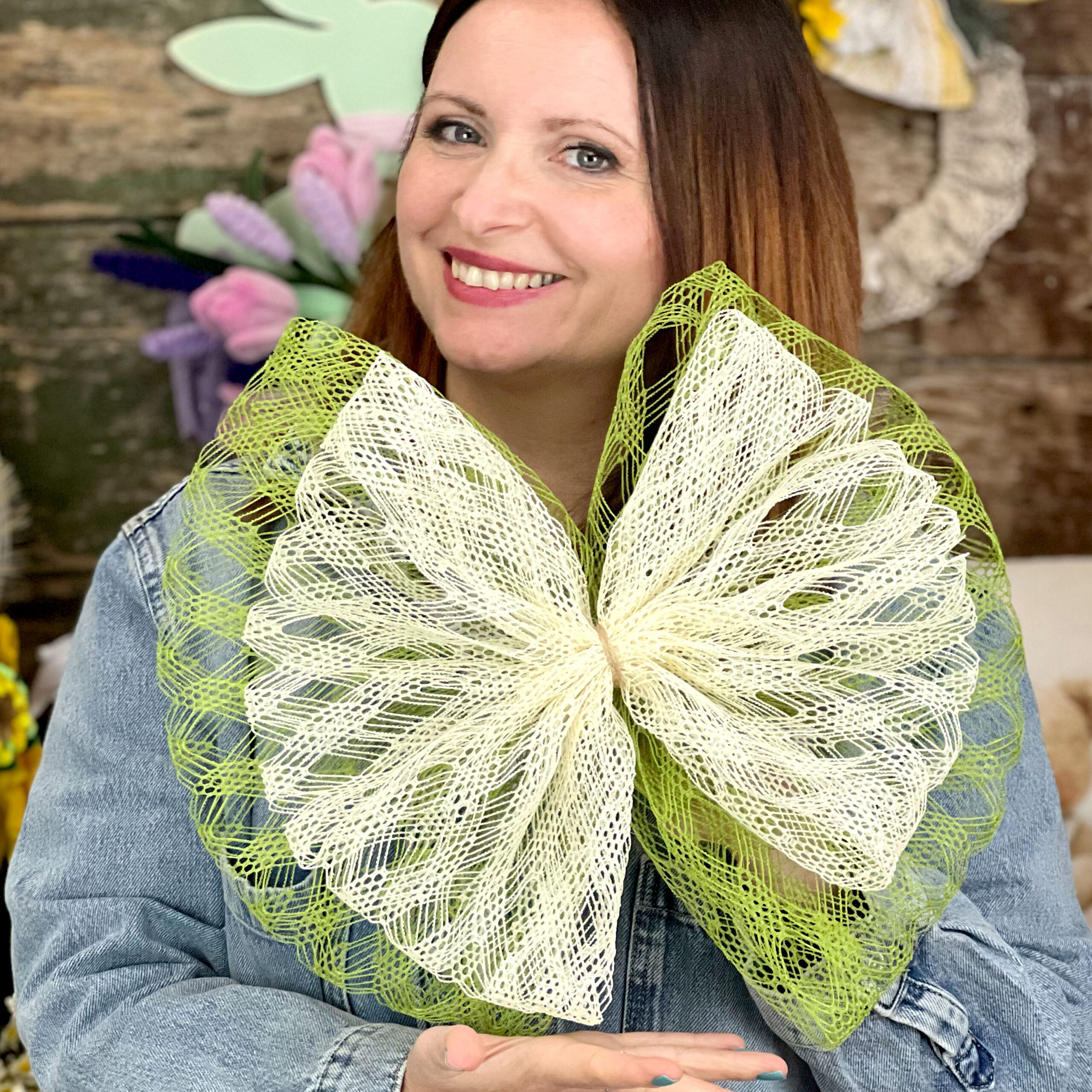Donna sorridente con grande fiocco decorativo verde