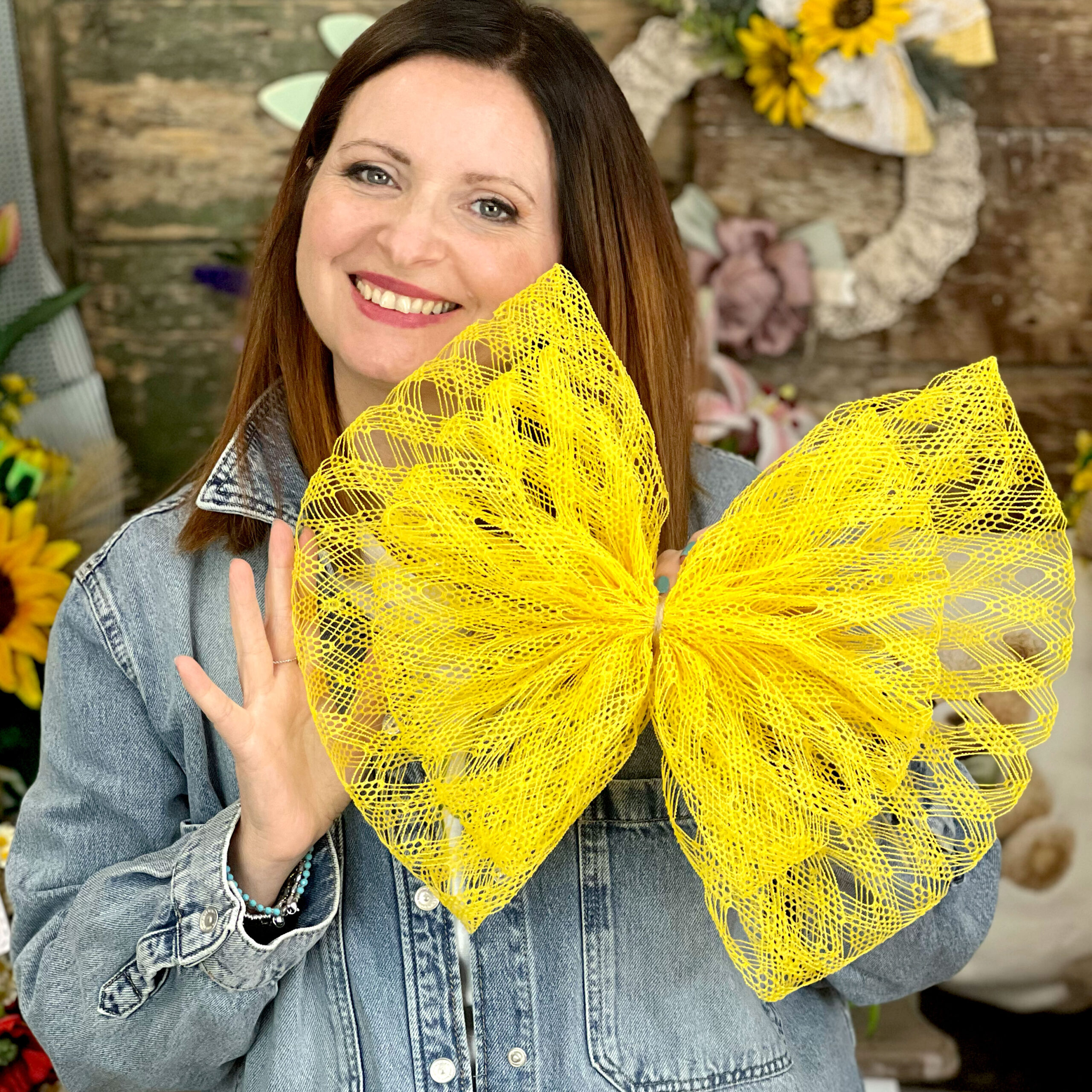 Donna sorridente con grande fiocco giallo decorativo