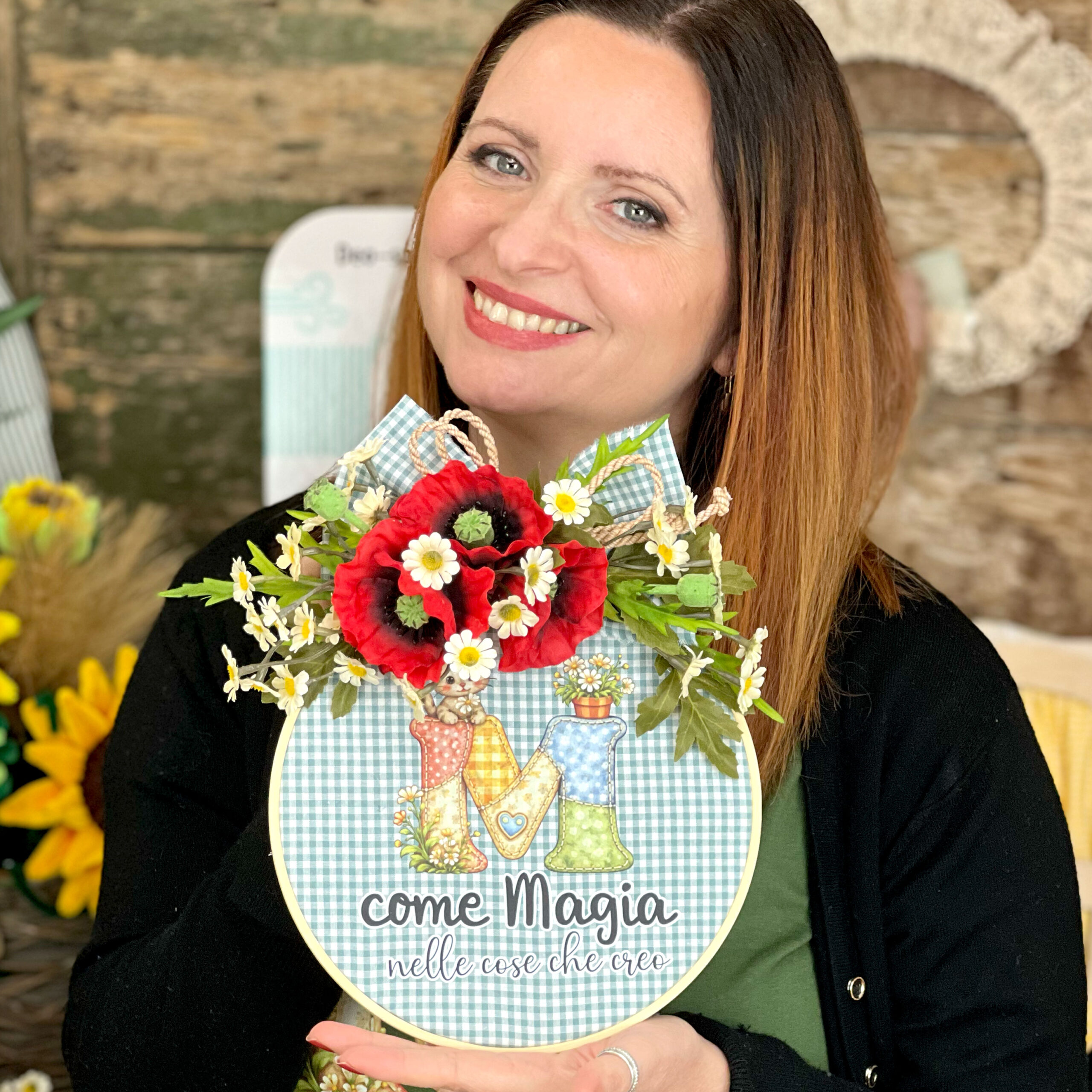 Donna sorridente con targa decorativa floreale