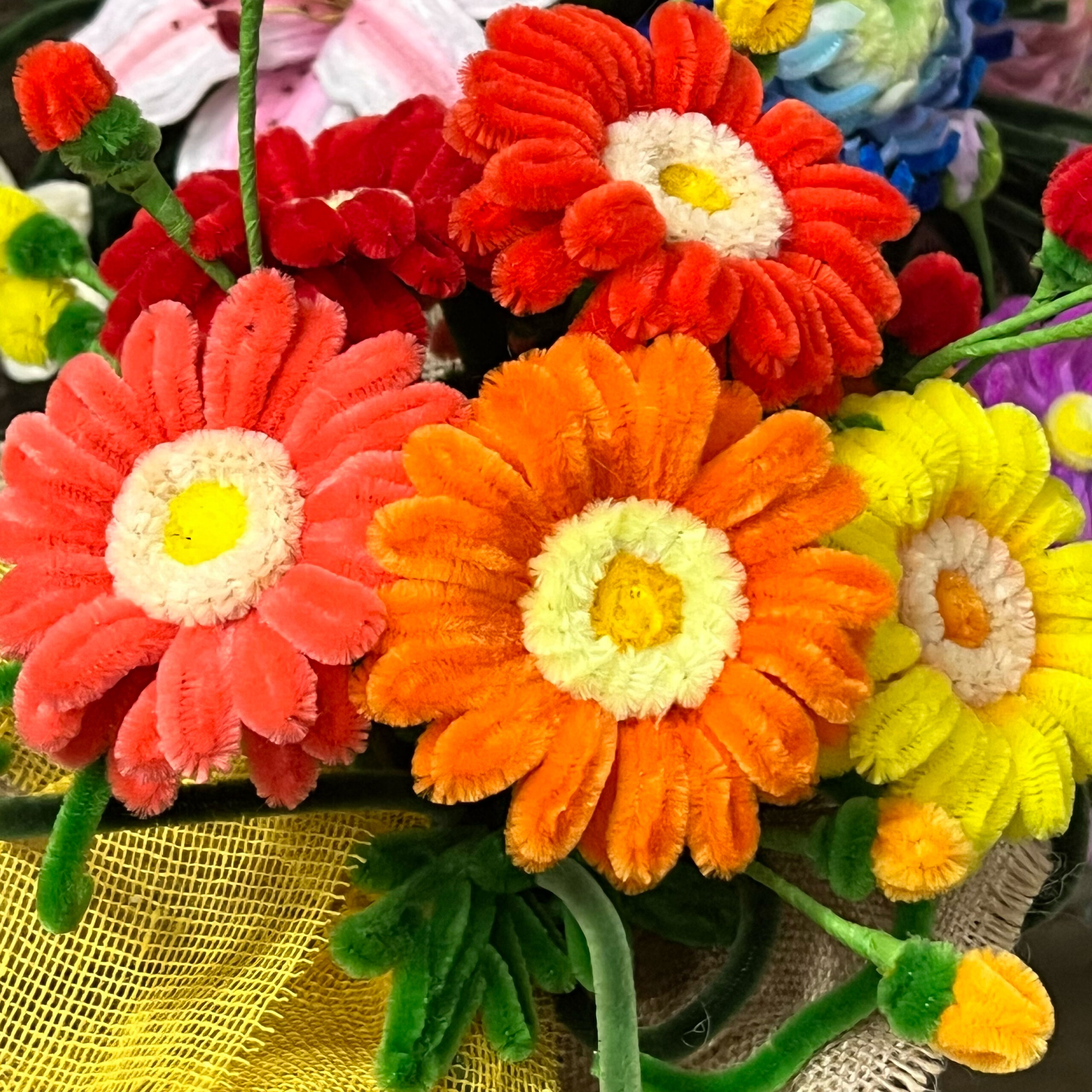 Bouquet di fiori colorati in tessuto