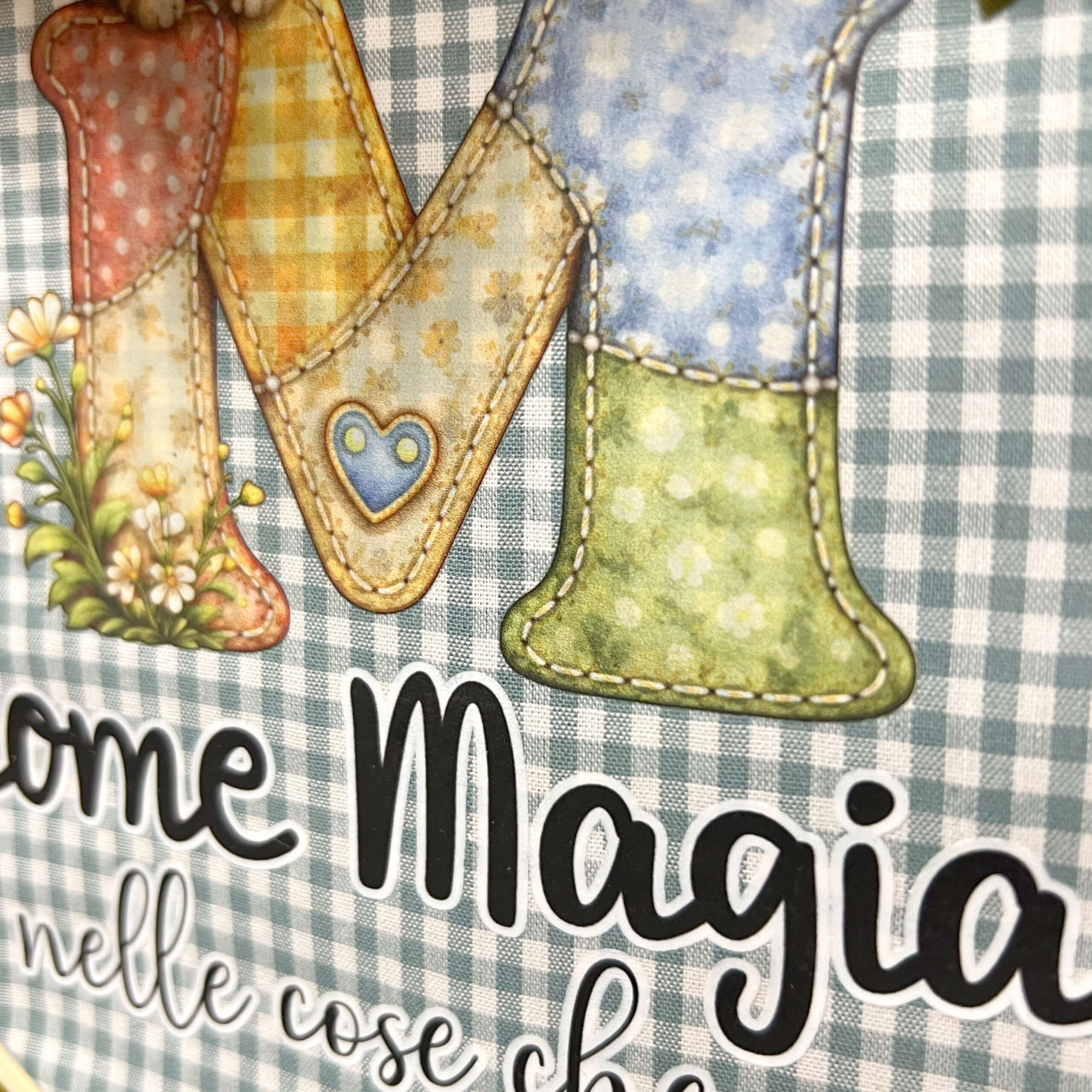 Illustrazione stivali patchwork su sfondo a quadretti