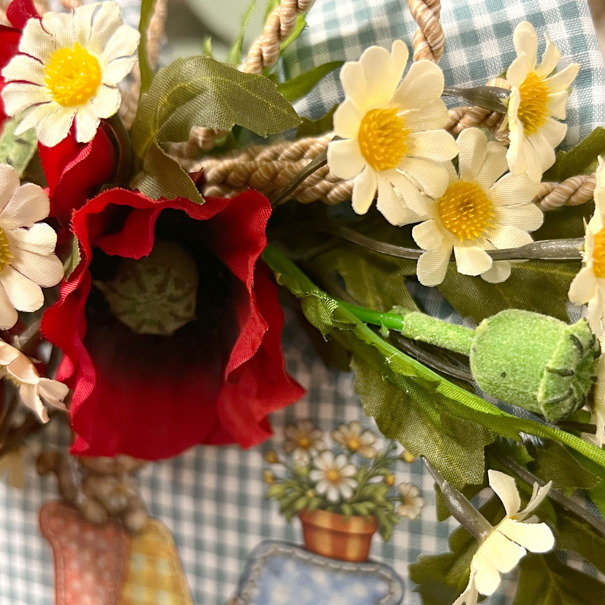 Fiori artificiali con margherite e fiore rosso