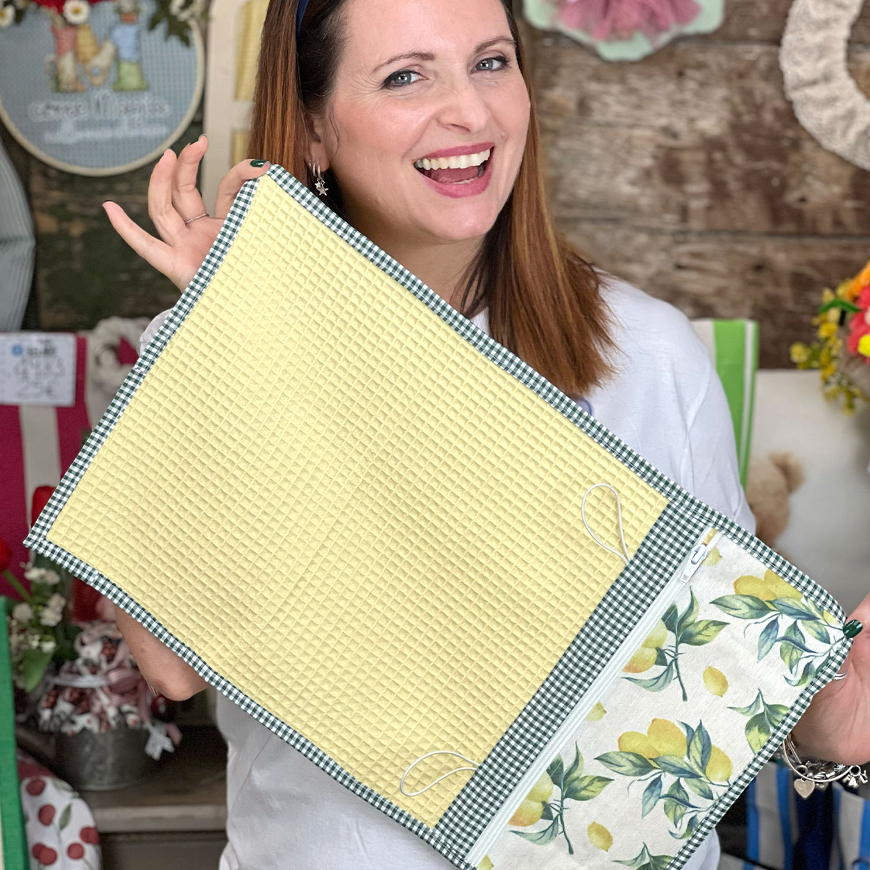 Donna sorridente mostra organizer in tessuto giallo