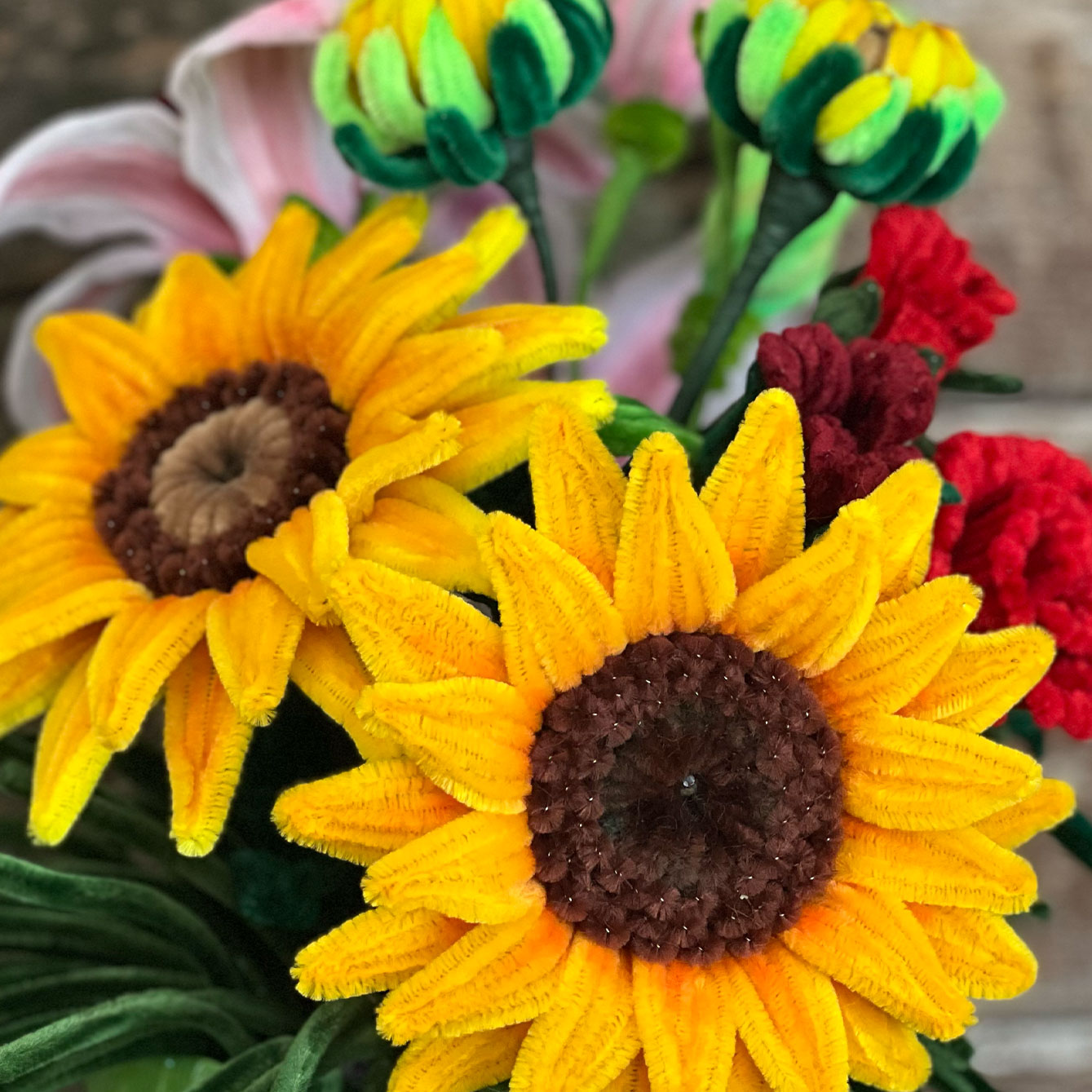 Primo piano di girasoli artificiali colorati