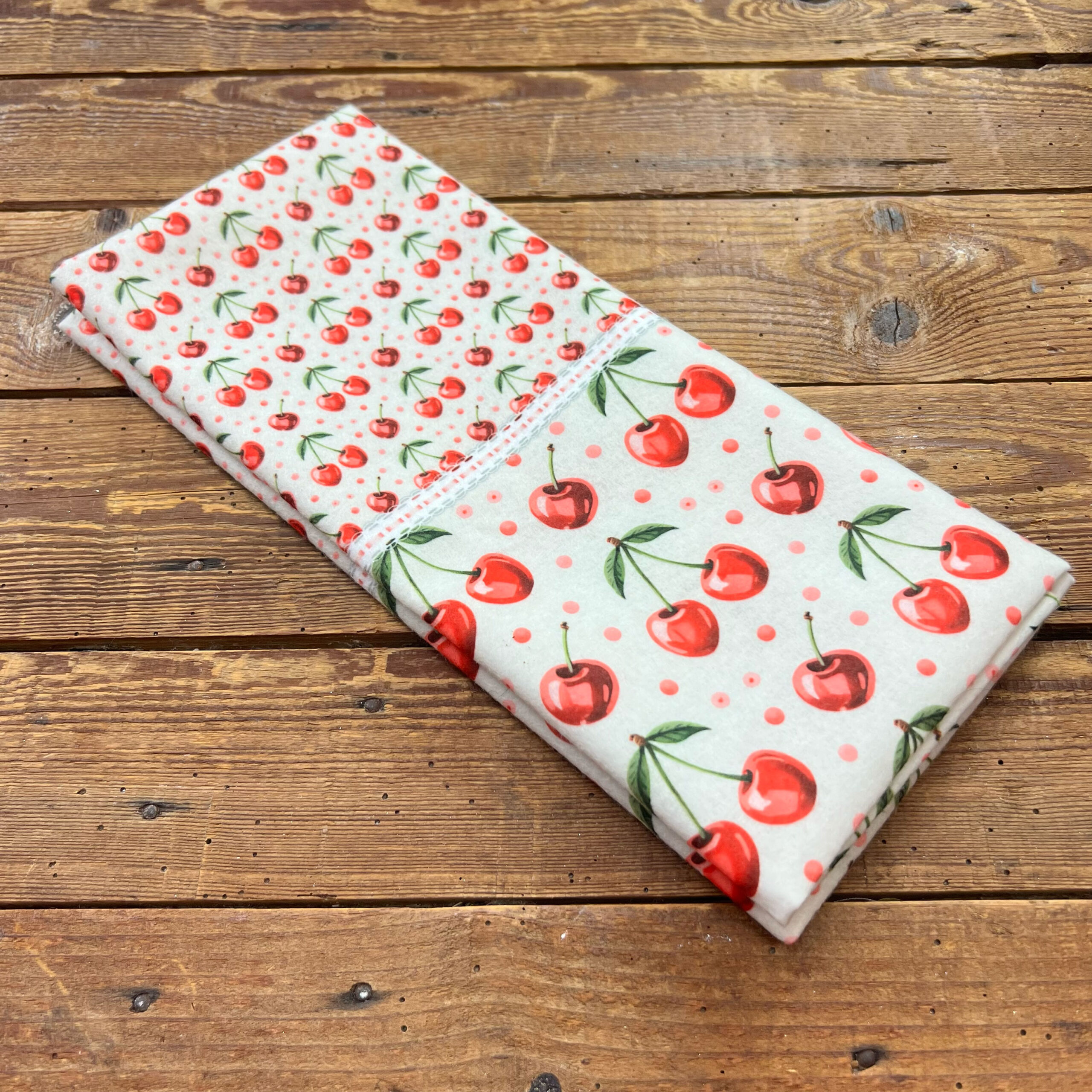Tessuto piegato con stampa di ciliegie rosse