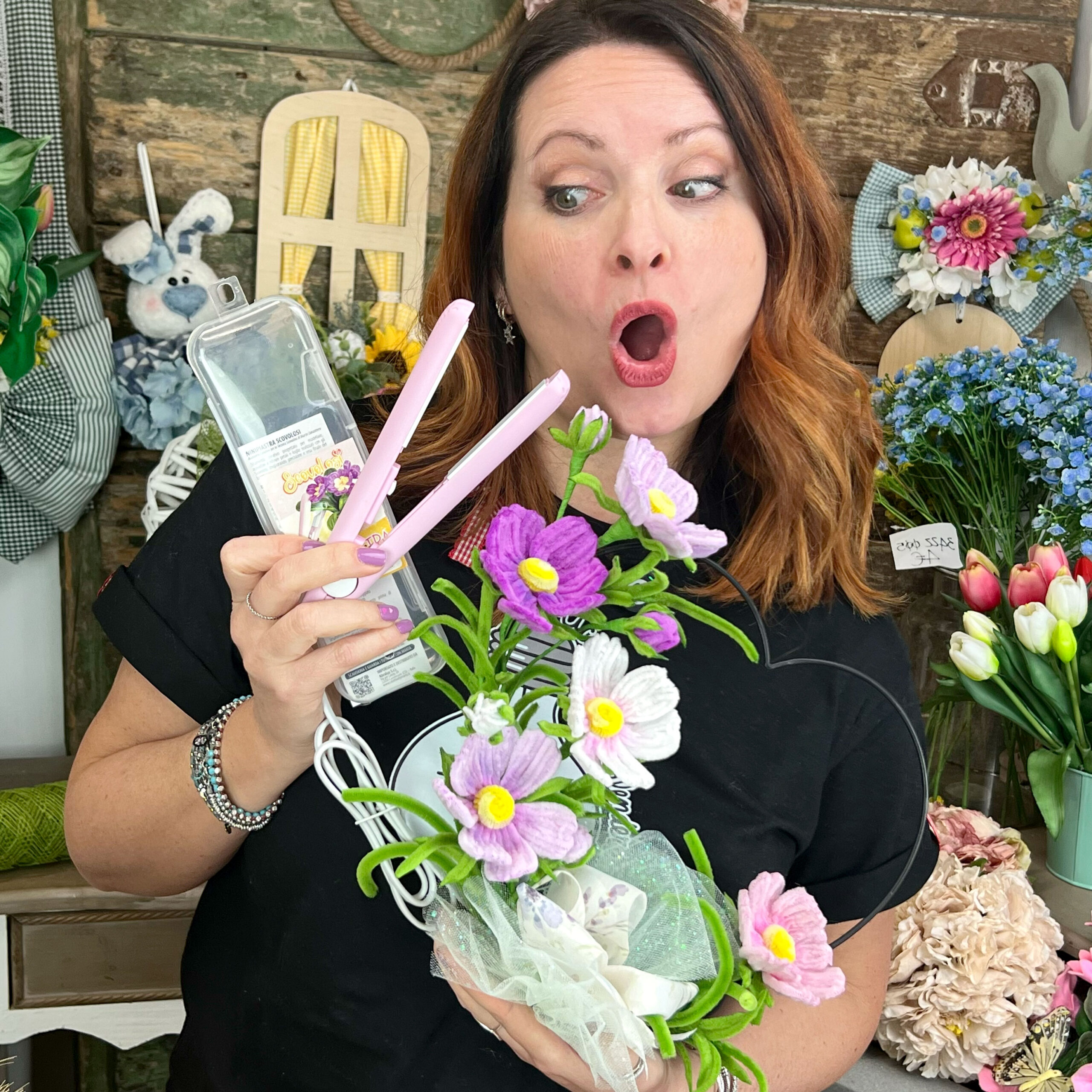 Donna sorpresa con piastra rosa e fiori