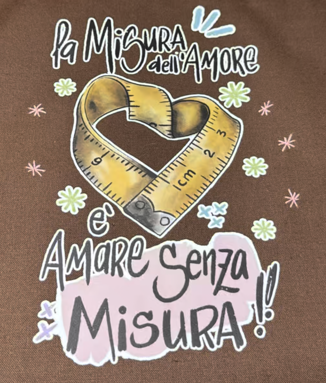 Metro a forma di cuore con scritta sull’amore