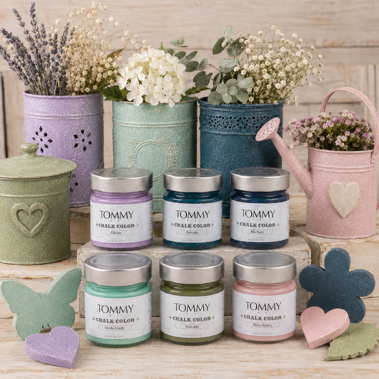 Barattoli di chalk paint colori pastello con fiori