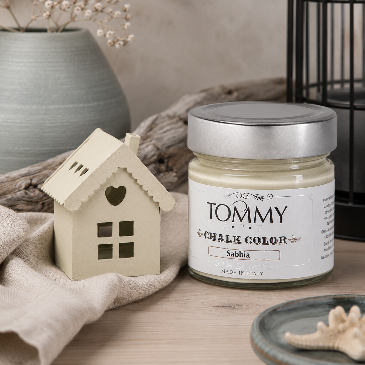 Barattolo vernice chalk color sabbia con casetta decorativa