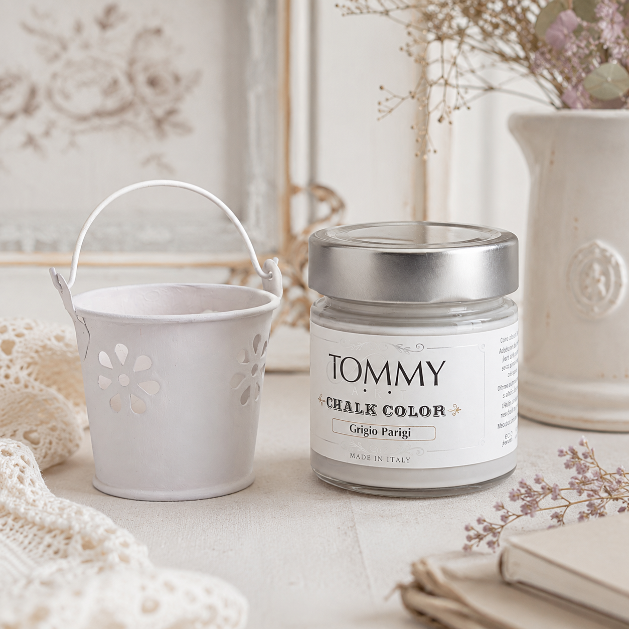 Barattolo vernice chalk grigio con secchiello bianco