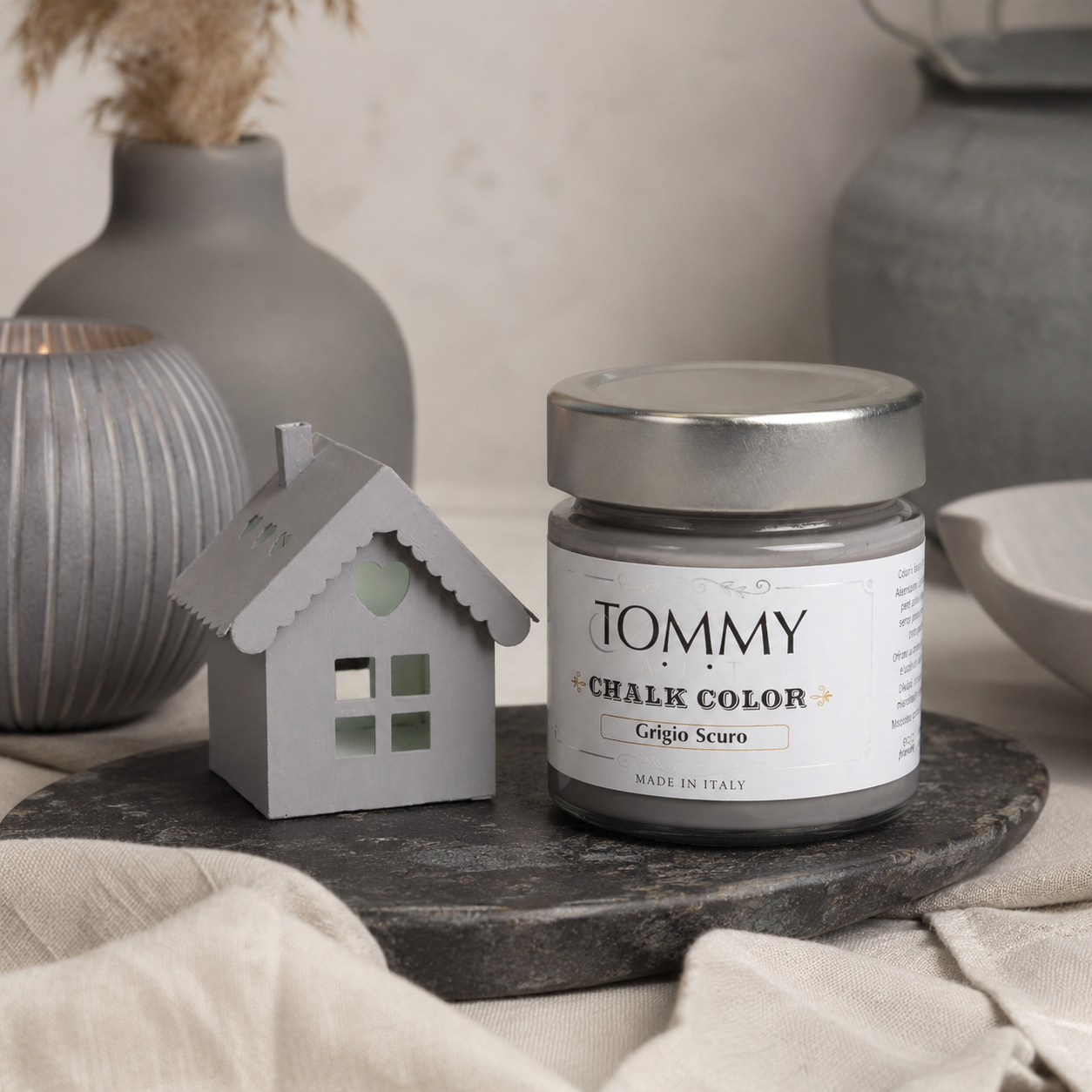 Barattolo vernice chalk grigio scuro con casetta decorativa