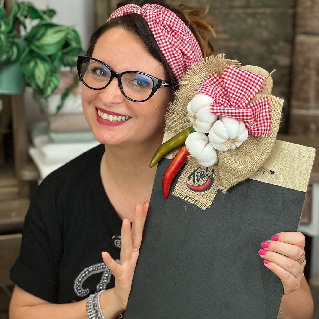 Donna sorridente con lavagnetta decorata rustica