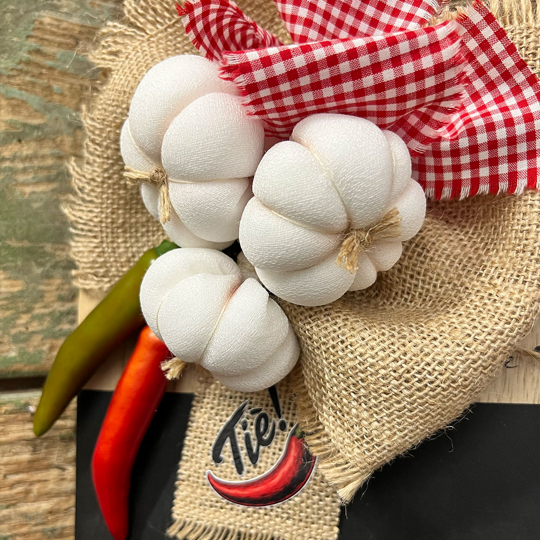 Aglio decorativo con peperoncini su juta rustica
