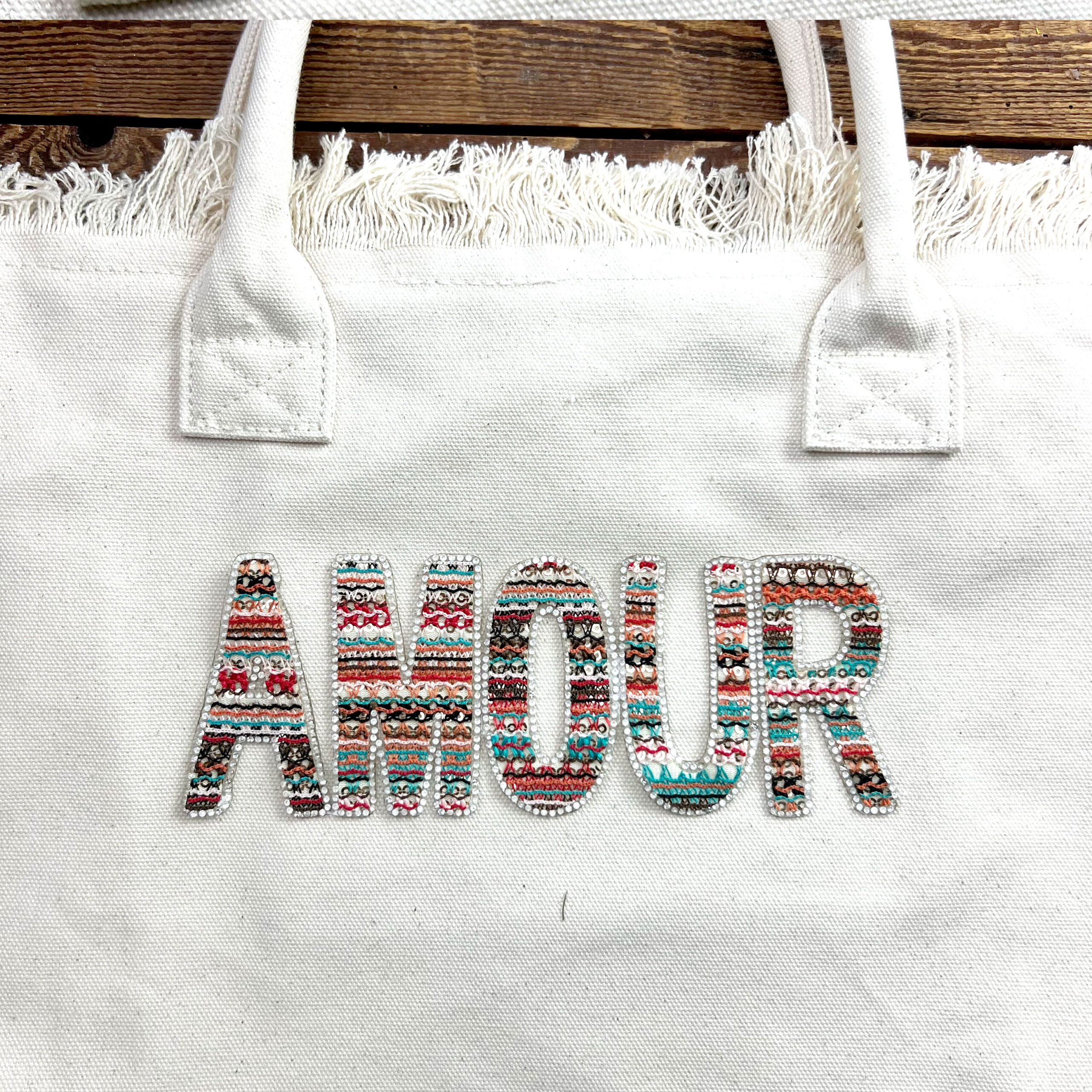 Borsa in tela con scritta AMOUR colorata