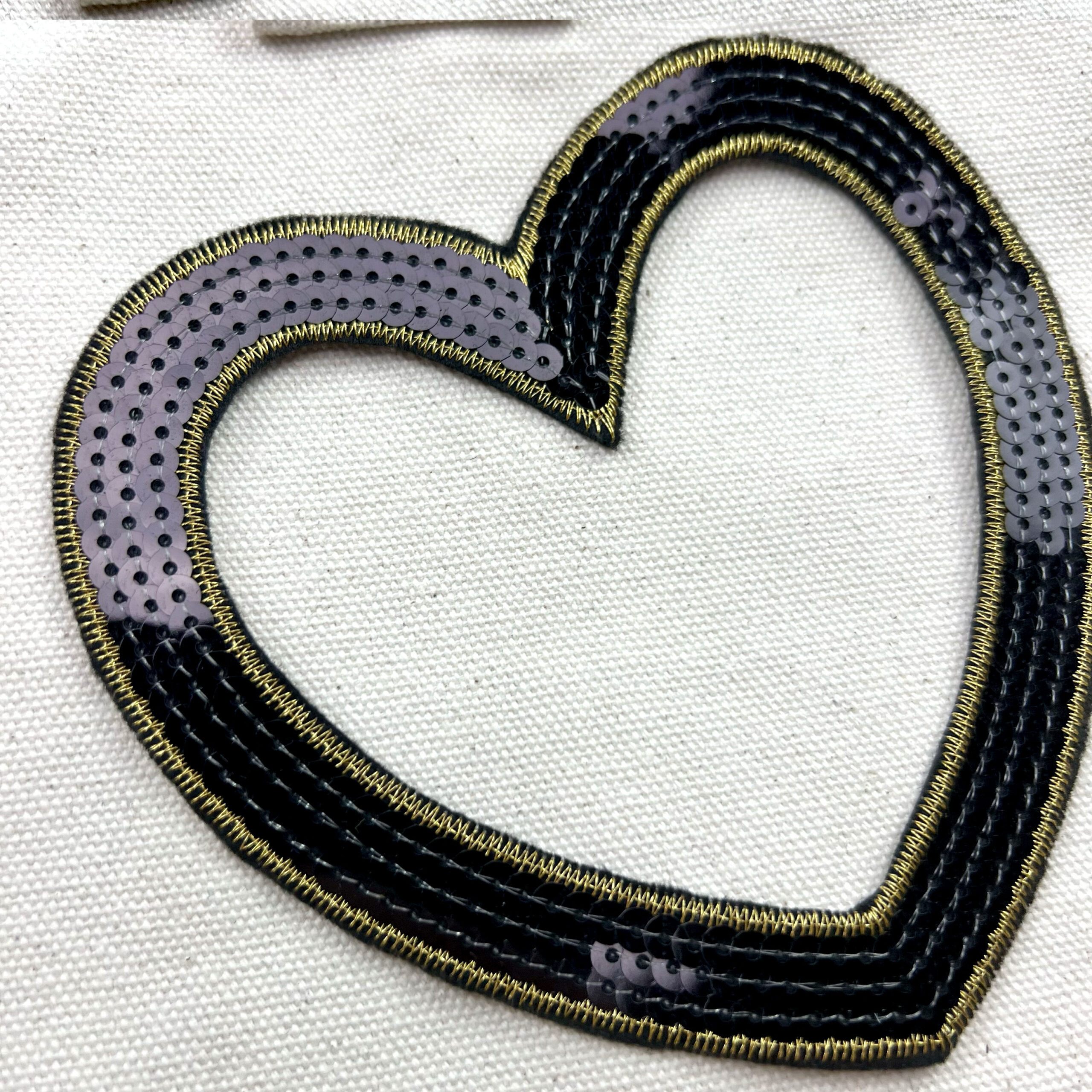 Cuore ricamato con paillettes nere e lilla