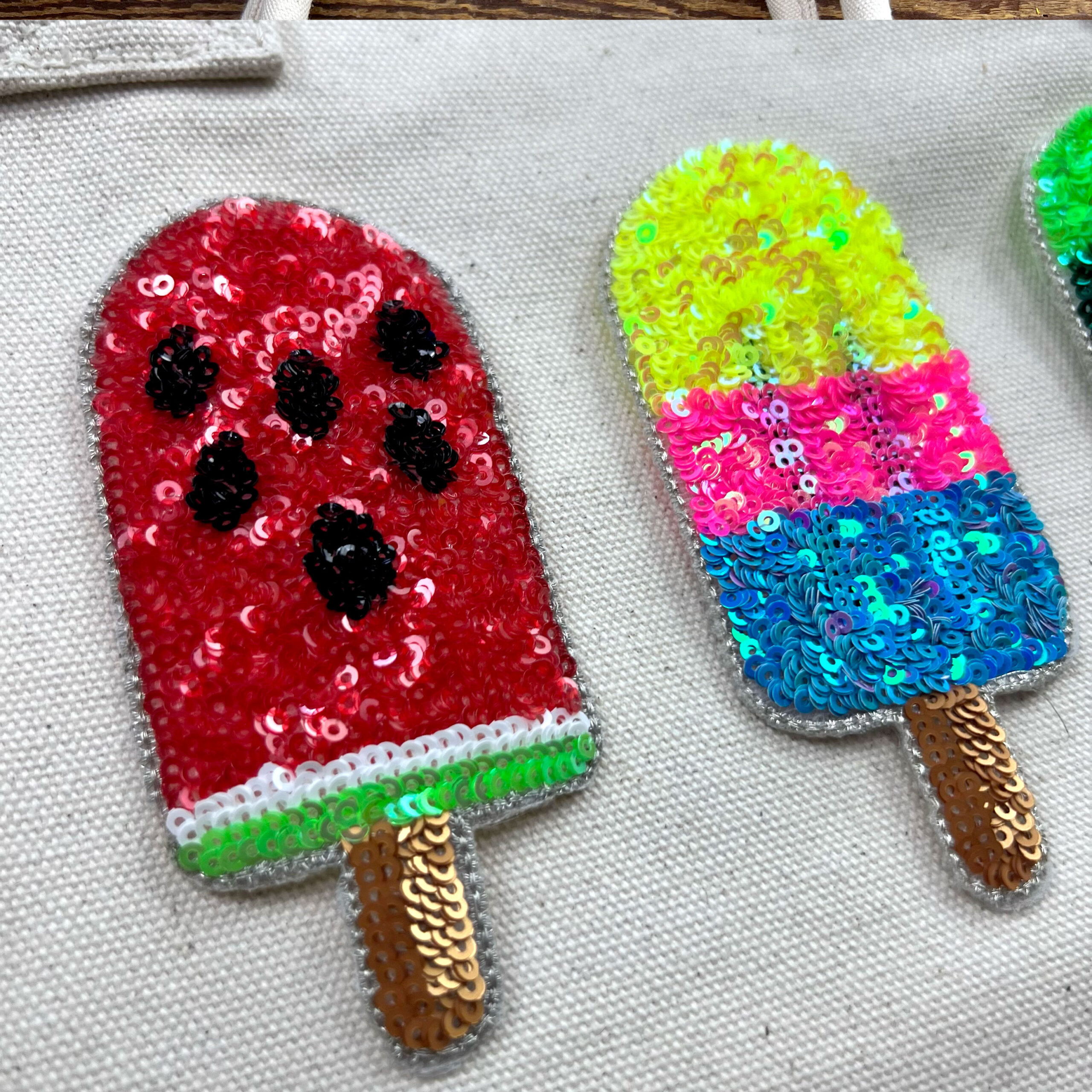 Toppe a forma di ghiaccioli con paillettes colorate