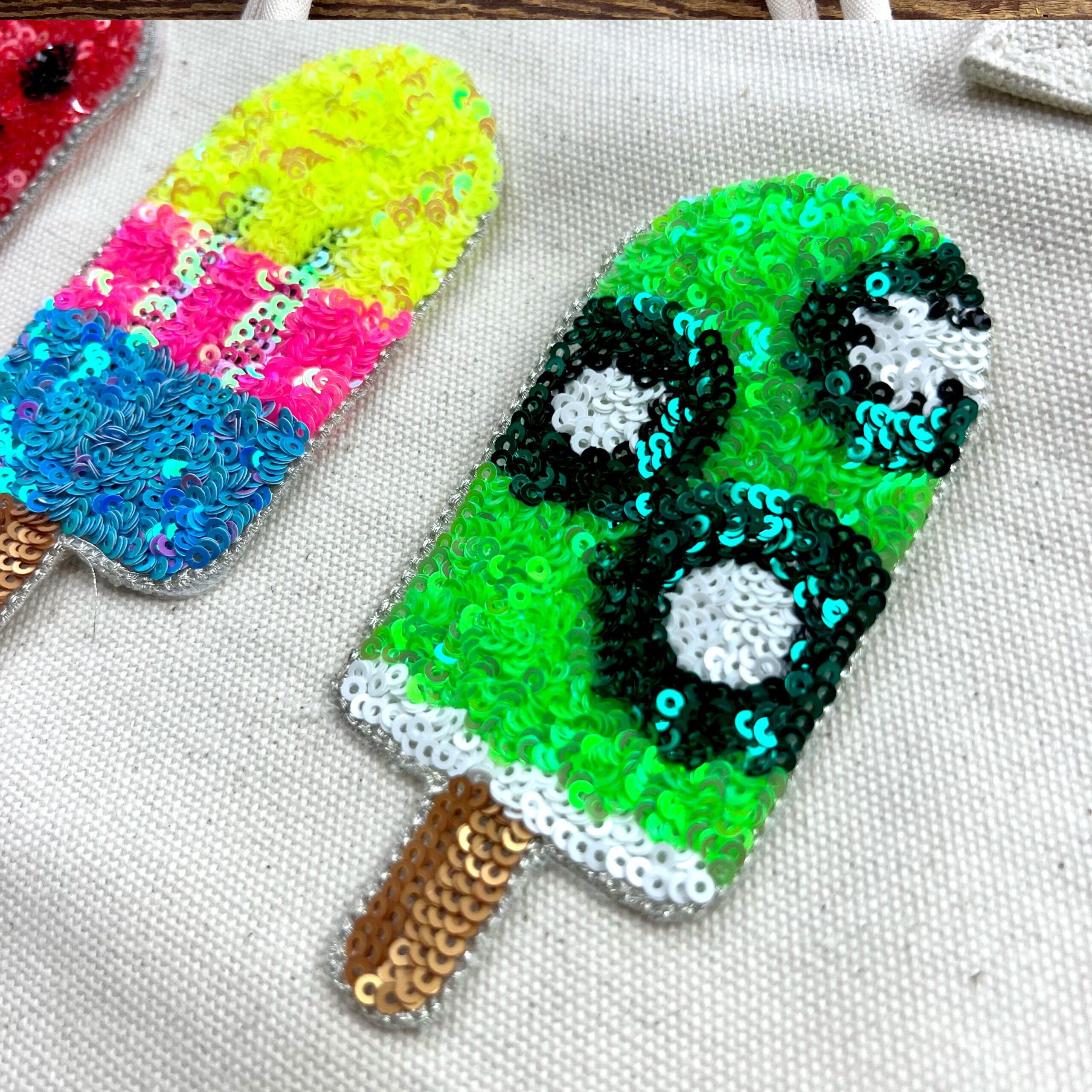 Applicazioni a forma di ghiaccioli con paillettes colorate