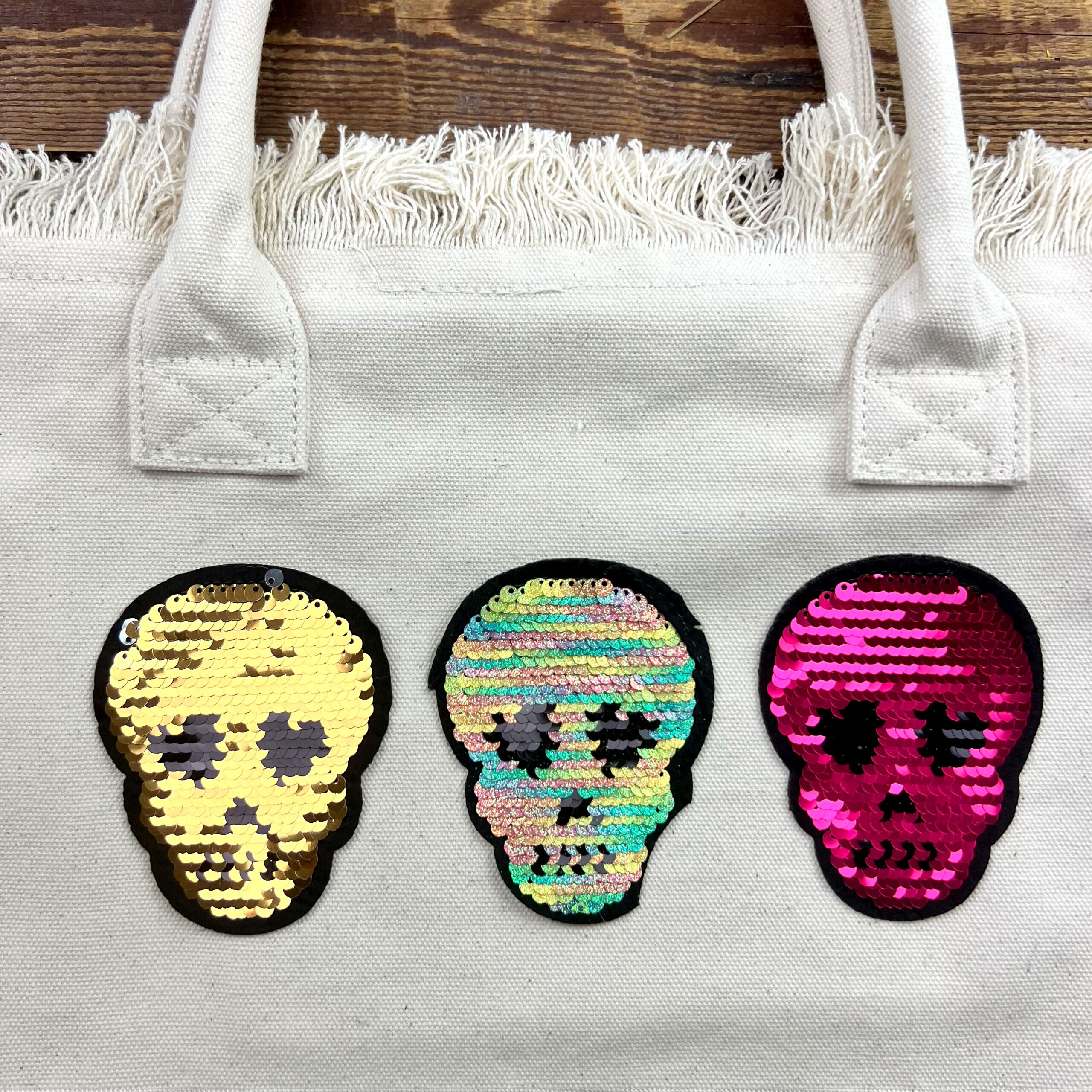 Borsa in tela con teschi di paillettes colorate