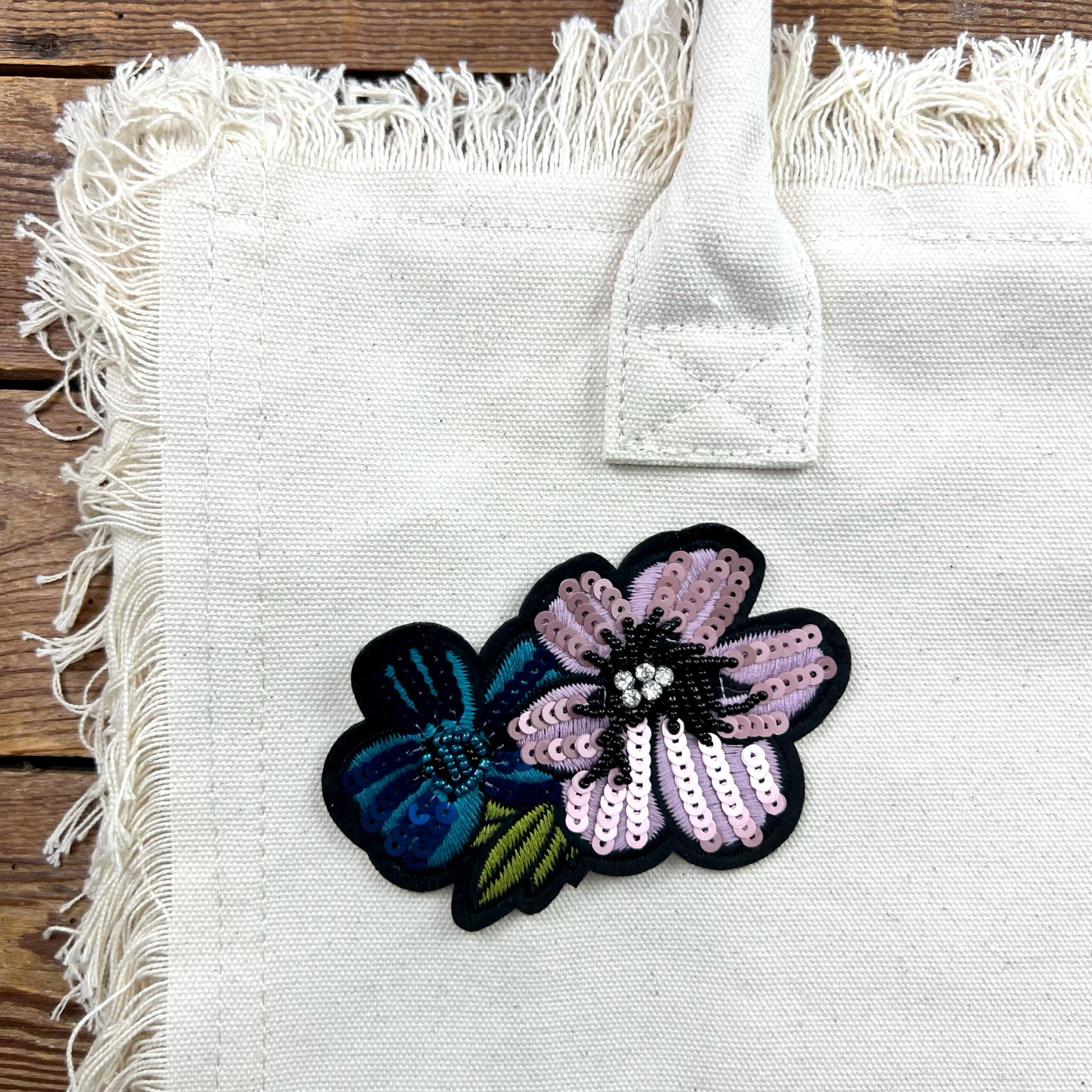 Borsa in tela con fiore decorativo ricamato