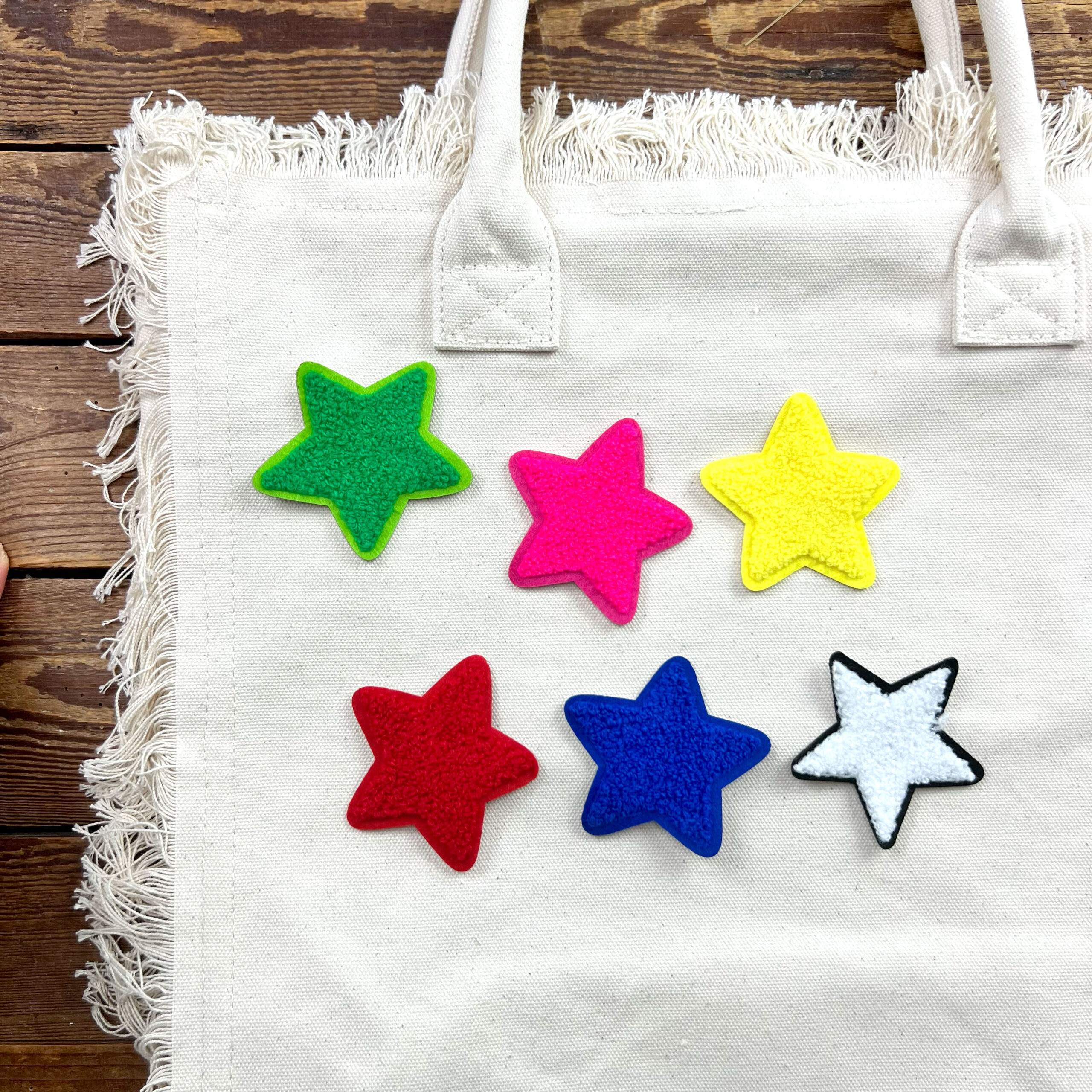 Borsa in tela con stelle colorate applicate