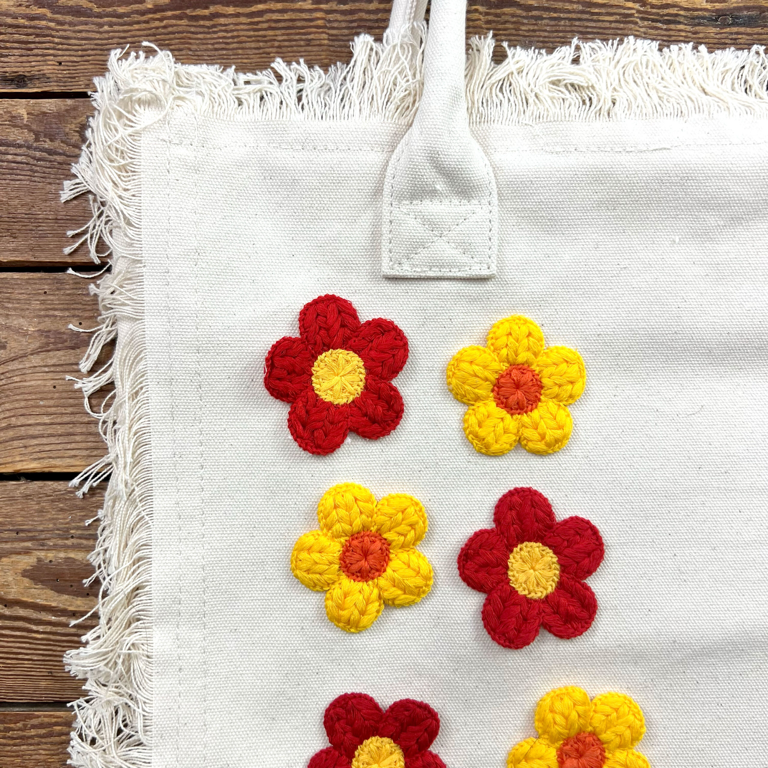 Borsa in tela con fiori colorati all’uncinetto