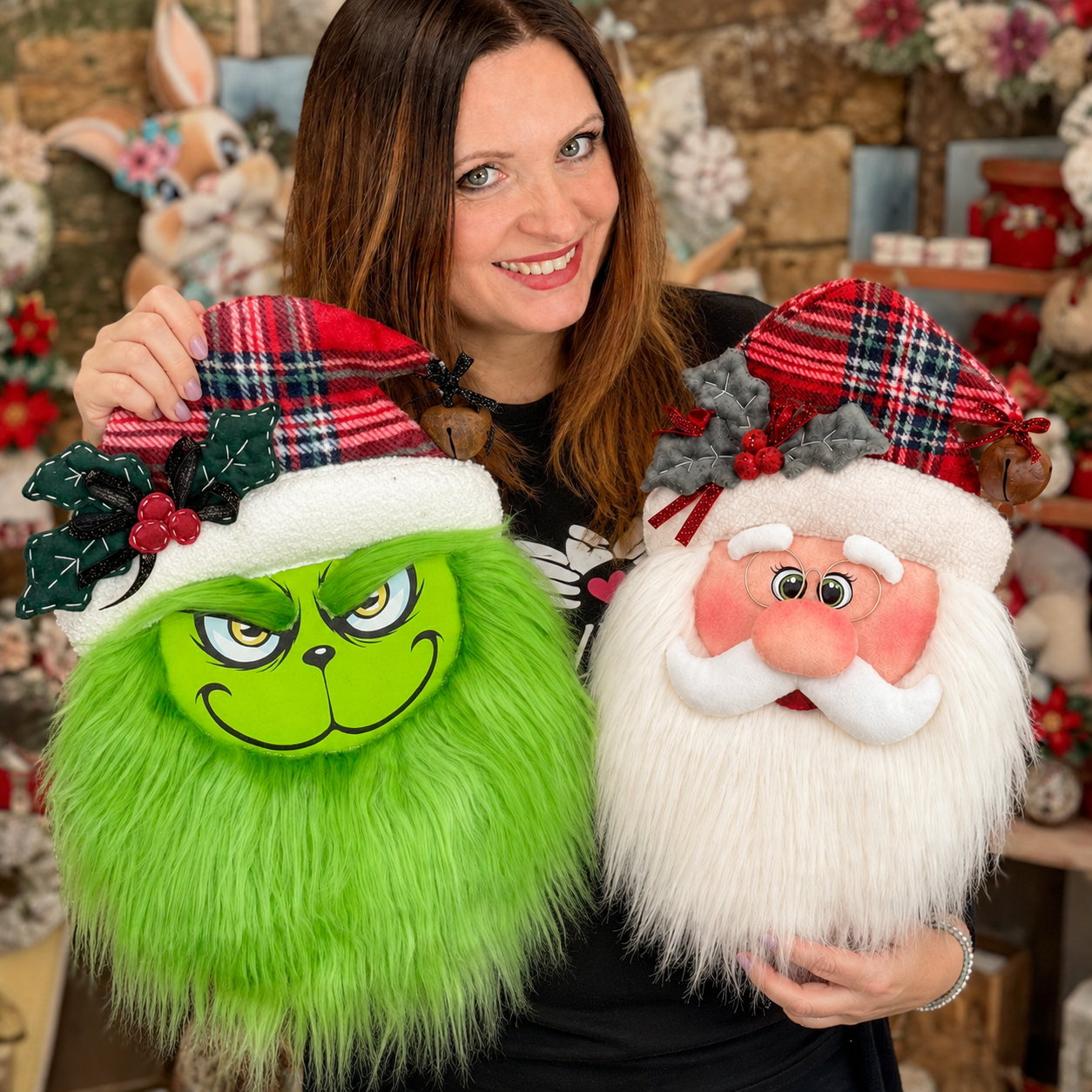 Donna mostra decorazioni natalizie Grinch e Babbo Natale