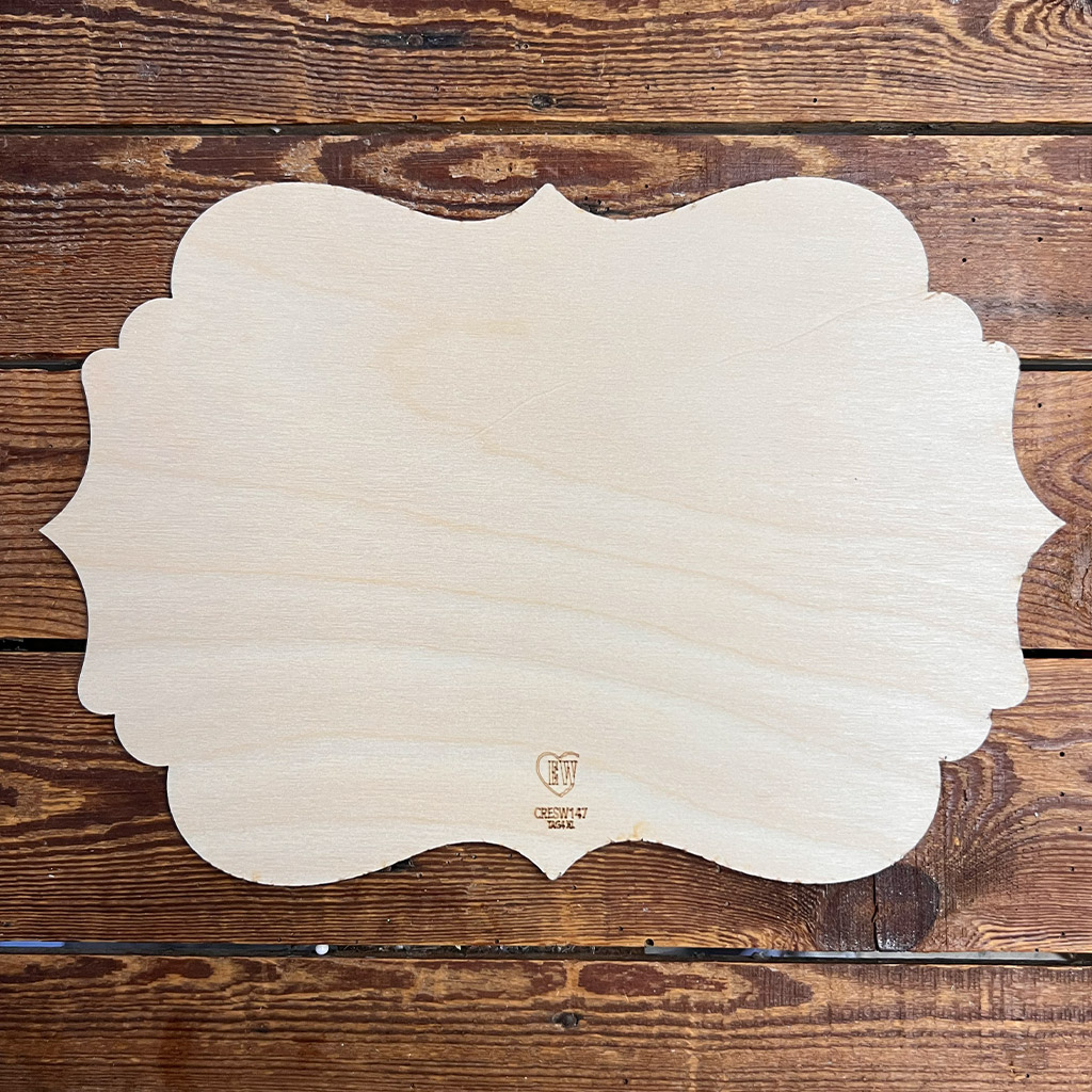 Sagoma decorativa in legno chiaro su tavole rustiche