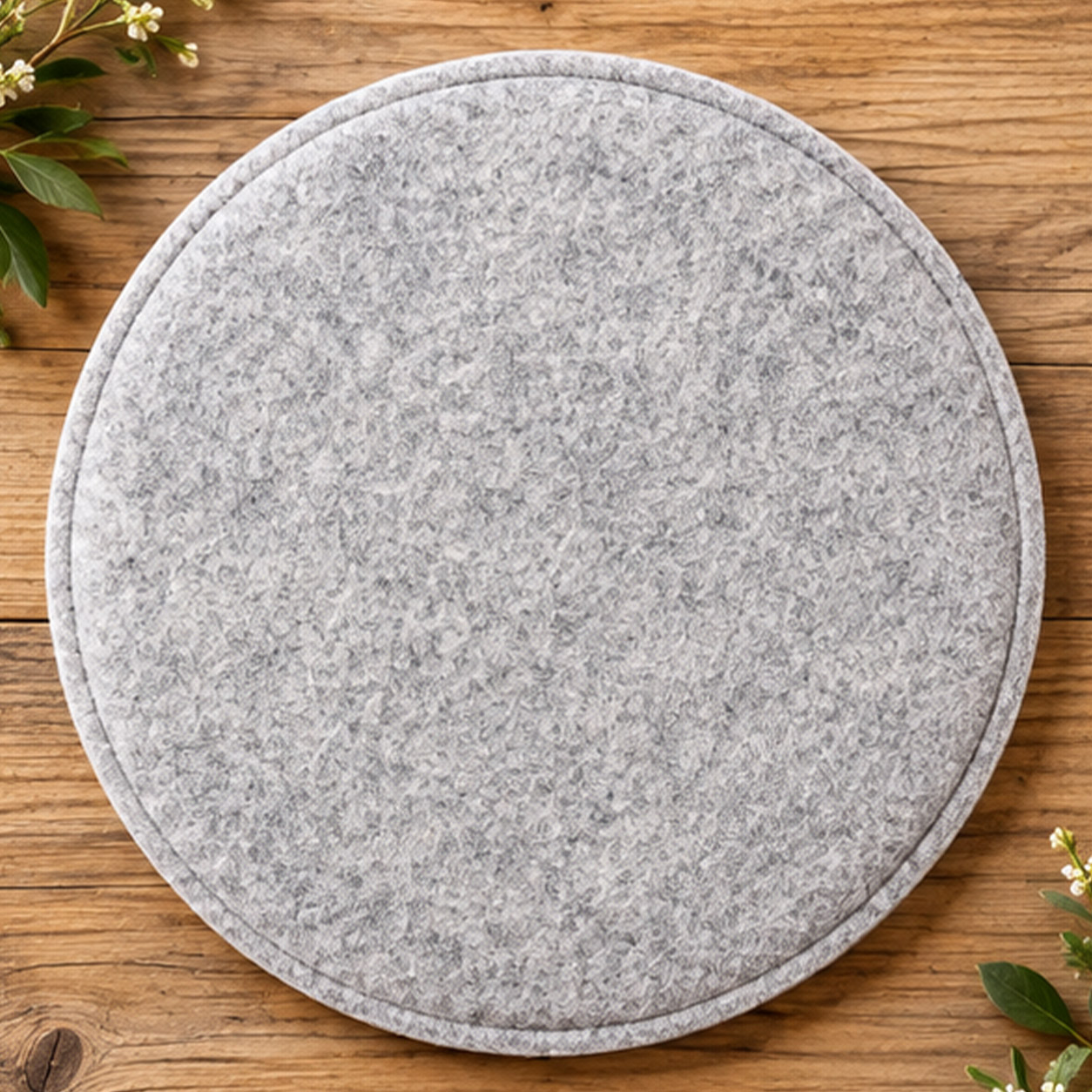 Tappeto rotondo grigio effetto marmorizzato su pavimento in legno