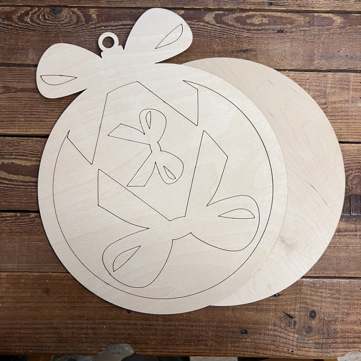 Sagoma in legno di zucca intagliata su tavolo rustico
