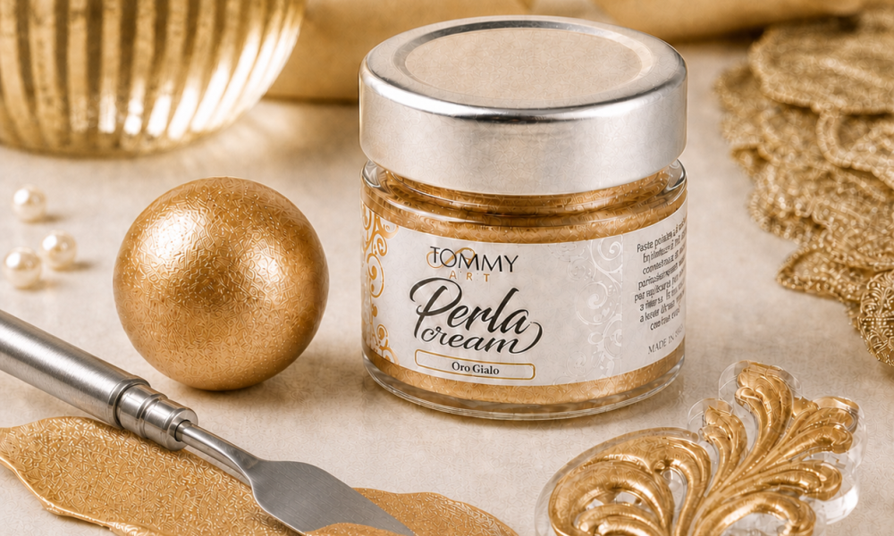 Barattolo di crema dorata decorativa con spatola