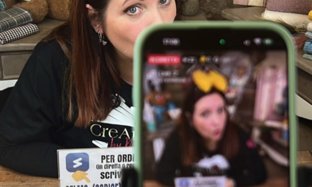 Donna trasmette in diretta artigianato creativo