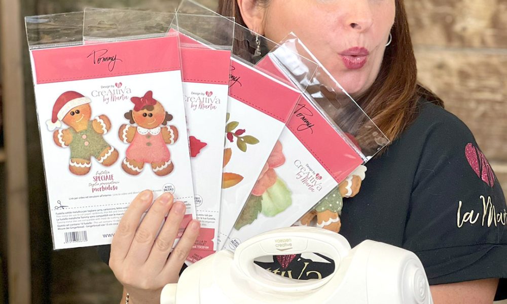 Donna mostra kit creativi per decorazioni natalizie