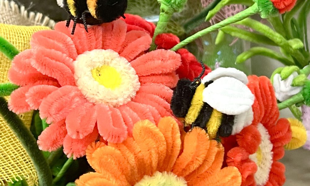 Api decorative su fiori colorati artificiali