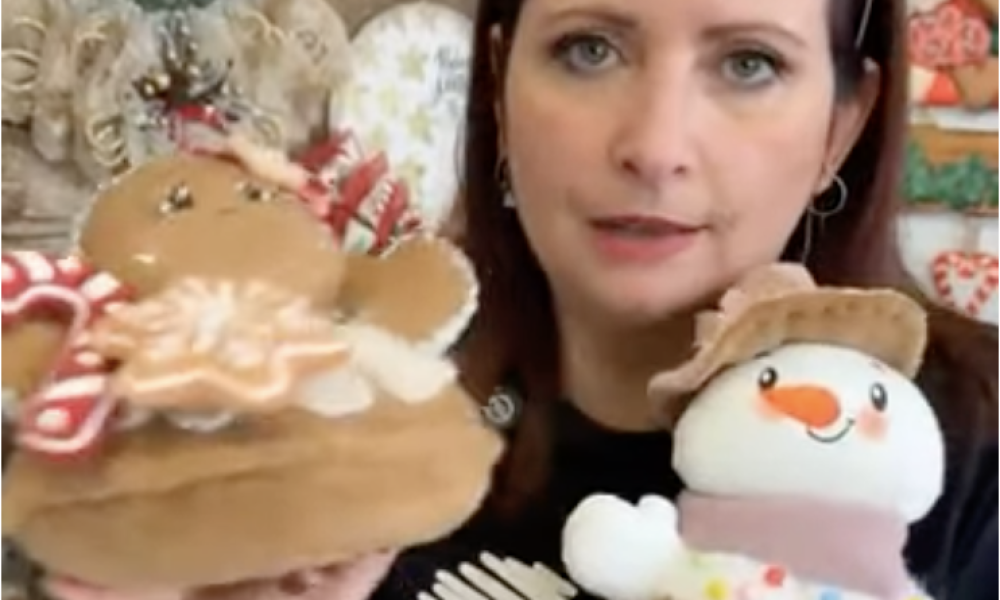 Donna mostra pupazzo pan di zenzero e pupazzo neve